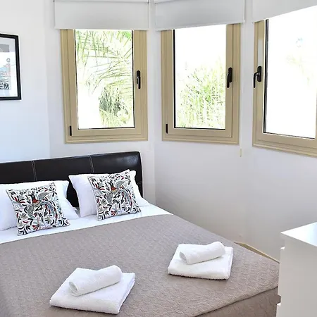 Palm Village Escape Πρωταράς