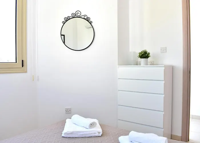 Palm Village Escape *