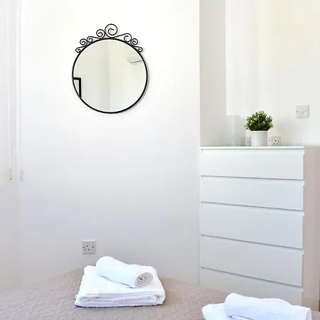 Palm Village Escape *